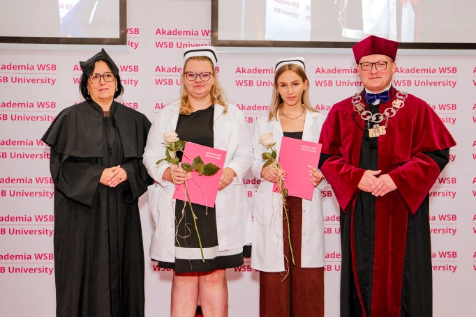 Zdjęcie nr 55 z galerii Dyplomy, czepkowanie i uroczyste przyrzeczenie. Absolwenci pielęgniarstwa Akademii WSB świętowali zakończenie studi&oacute;w II