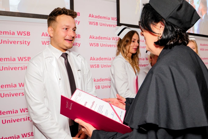 Zdjęcie nr 19 z galerii Dyplomy, czepkowanie i uroczyste przyrzeczenie. Absolwenci pielęgniarstwa Akademii WSB świętowali zakończenie studi&oacute;w II