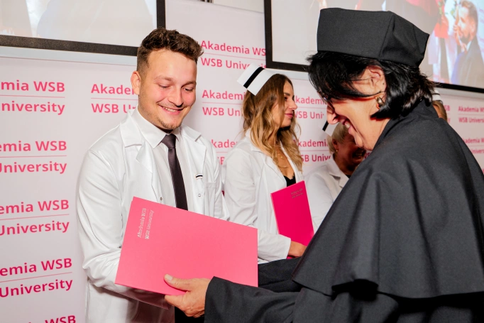 Zdjęcie nr 24 z galerii Dyplomy, czepkowanie i uroczyste przyrzeczenie. Absolwenci pielęgniarstwa Akademii WSB świętowali zakończenie studi&oacute;w II