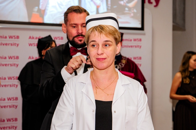 Zdjęcie nr 30 z galerii Dyplomy, czepkowanie i uroczyste przyrzeczenie. Absolwenci pielęgniarstwa Akademii WSB świętowali zakończenie studi&oacute;w II