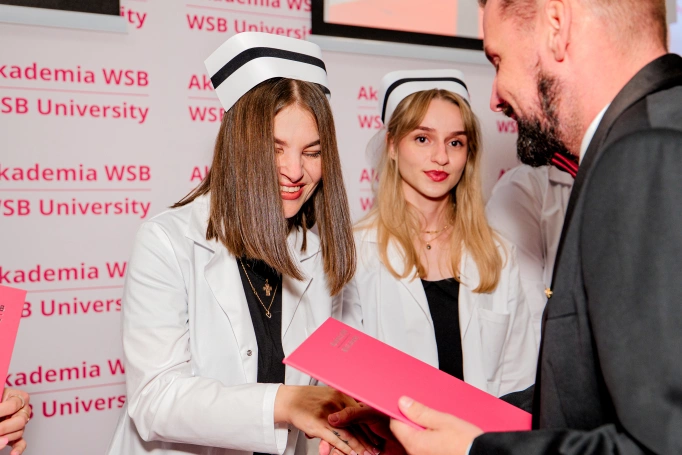 Zdjęcie nr 4 z galerii Dyplomy, czepkowanie i uroczyste przyrzeczenie. Absolwenci pielęgniarstwa Akademii WSB świętowali zakończenie studi&oacute;w II