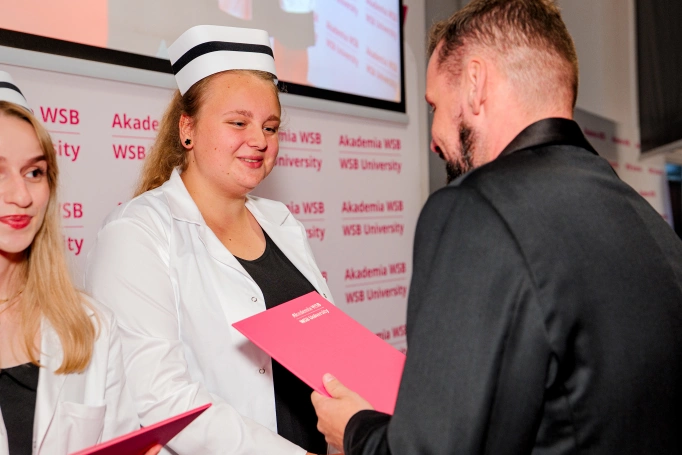Zdjęcie nr 6 z galerii Dyplomy, czepkowanie i uroczyste przyrzeczenie. Absolwenci pielęgniarstwa Akademii WSB świętowali zakończenie studi&oacute;w II