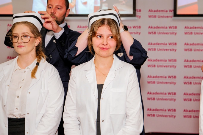 Zdjęcie nr 12 z galerii Dyplomy, czepkowanie i uroczyste przyrzeczenie. Absolwenci pielęgniarstwa Akademii WSB świętowali zakończenie studi&oacute;w II