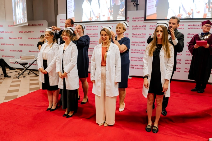 Zdjęcie nr 2 z galerii Dyplomy, czepkowanie i uroczyste przyrzeczenie. Absolwenci pielęgniarstwa Akademii WSB świętowali zakończenie studi&oacute;w II