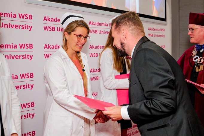 Zdjęcie nr 14 z galerii Dyplomy, czepkowanie i uroczyste przyrzeczenie. Absolwenci pielęgniarstwa Akademii WSB świętowali zakończenie studi&oacute;w II