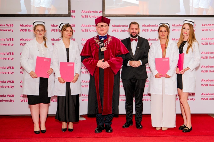 Zdjęcie nr 17 z galerii Dyplomy, czepkowanie i uroczyste przyrzeczenie. Absolwenci pielęgniarstwa Akademii WSB świętowali zakończenie studi&oacute;w II