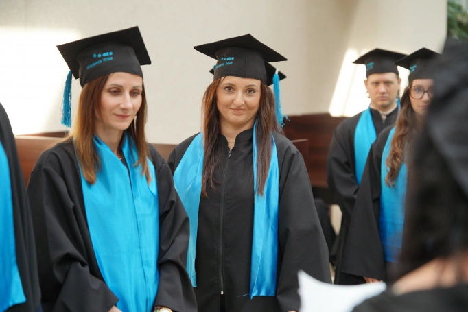 Zdjęcie nr 101 z galerii Uroczyste wręczenie dyplom&oacute;w absolwentom Akademii WSB w Gliwicach