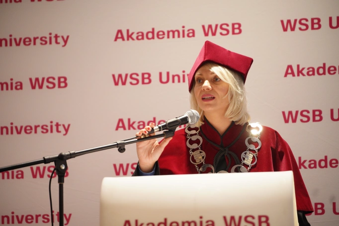 Zdjęcie nr 2 z galerii Uroczyste wręczenie dyplom&oacute;w absolwentom Akademii WSB w Gliwicach