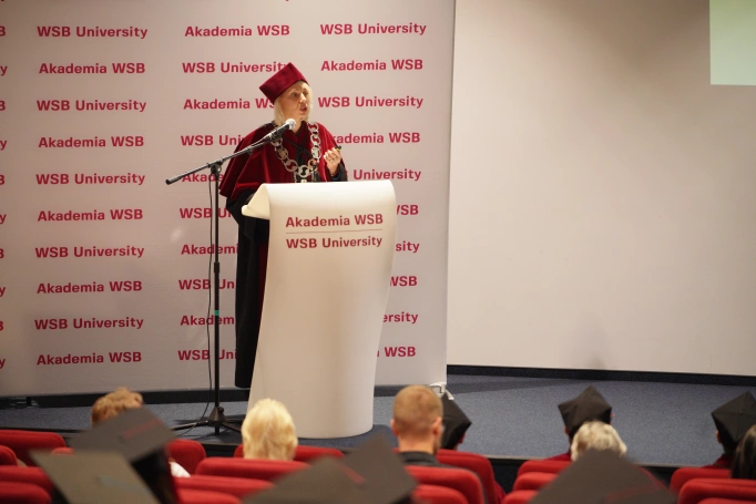 Zdjęcie nr 9 z galerii Uroczyste wręczenie dyplom&oacute;w absolwentom Akademii WSB w Gliwicach