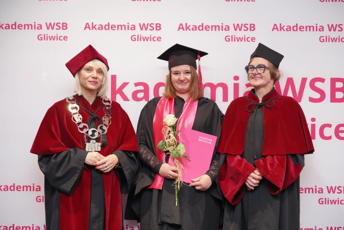 Zdjęcie nr 14 z galerii Uroczyste wręczenie dyplom&oacute;w absolwentom Akademii WSB w Gliwicach