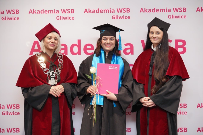 Zdjęcie nr 17 z galerii Uroczyste wręczenie dyplom&oacute;w absolwentom Akademii WSB w Gliwicach