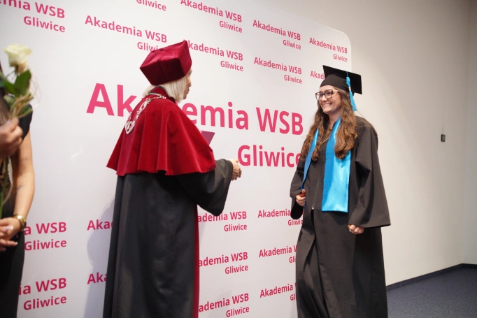 Zdjęcie nr 18 z galerii Uroczyste wręczenie dyplom&oacute;w absolwentom Akademii WSB w Gliwicach