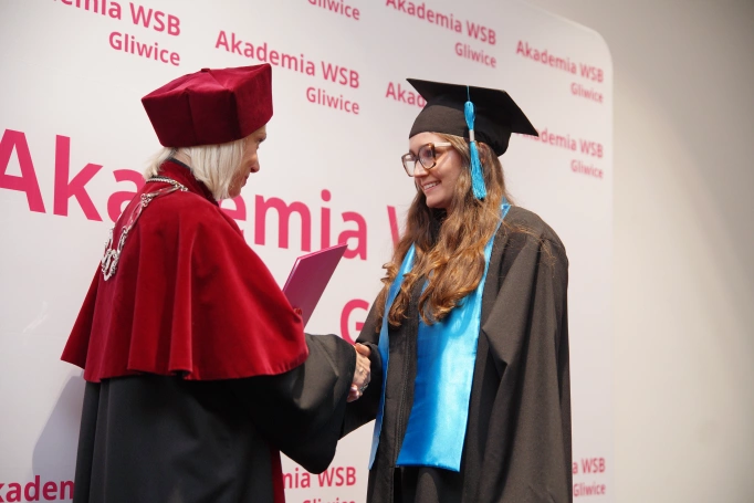 Zdjęcie nr 19 z galerii Uroczyste wręczenie dyplom&oacute;w absolwentom Akademii WSB w Gliwicach
