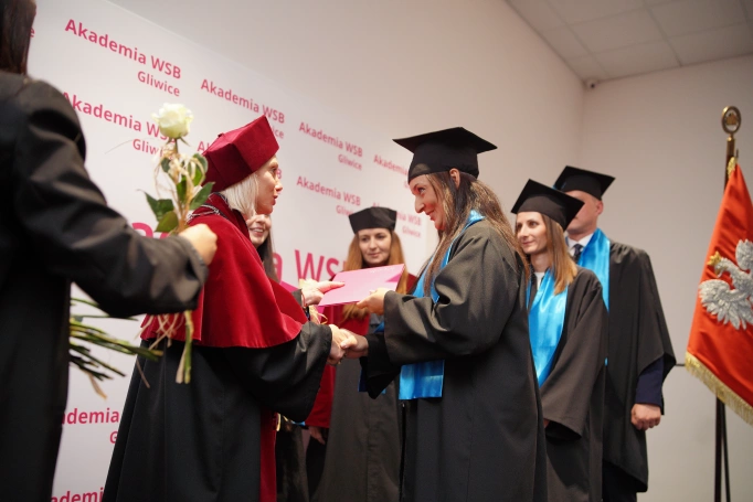 Zdjęcie nr 22 z galerii Uroczyste wręczenie dyplom&oacute;w absolwentom Akademii WSB w Gliwicach