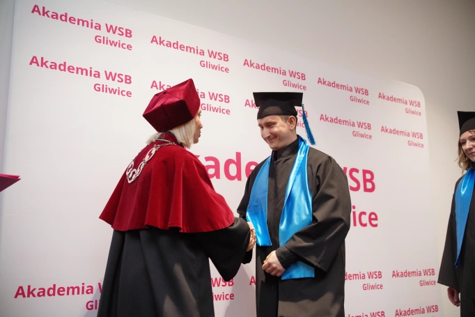Zdjęcie nr 26 z galerii Uroczyste wręczenie dyplom&oacute;w absolwentom Akademii WSB w Gliwicach