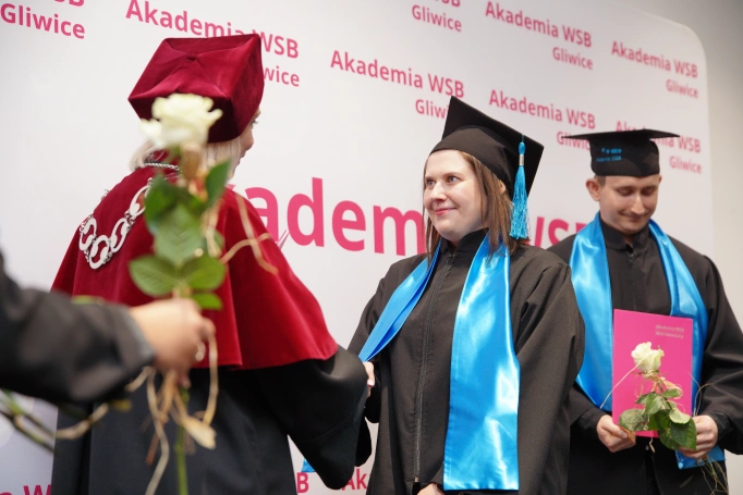 Zdjęcie nr 28 z galerii Uroczyste wręczenie dyplom&oacute;w absolwentom Akademii WSB w Gliwicach