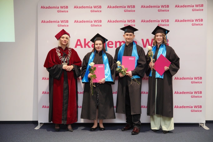 Zdjęcie nr 30 z galerii Uroczyste wręczenie dyplom&oacute;w absolwentom Akademii WSB w Gliwicach