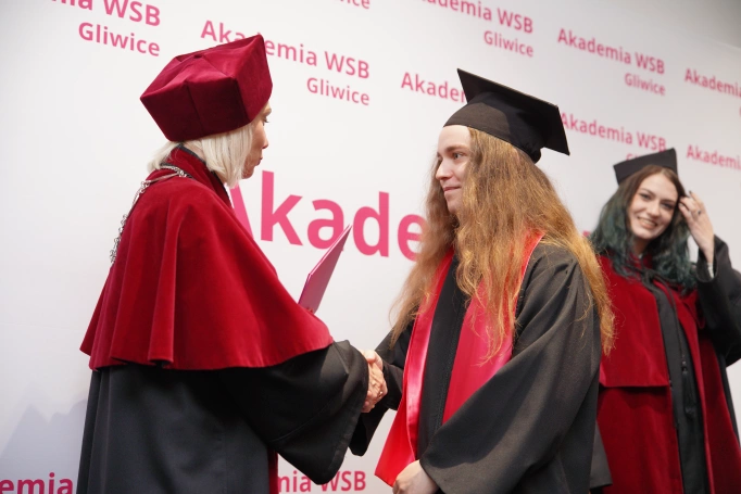 Zdjęcie nr 31 z galerii Uroczyste wręczenie dyplom&oacute;w absolwentom Akademii WSB w Gliwicach