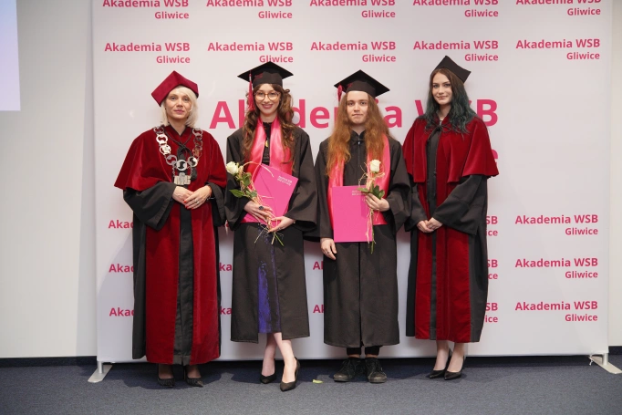 Zdjęcie nr 32 z galerii Uroczyste wręczenie dyplom&oacute;w absolwentom Akademii WSB w Gliwicach