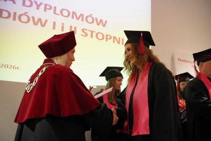 Zdjęcie nr 36 z galerii Uroczyste wręczenie dyplom&oacute;w absolwentom Akademii WSB w Gliwicach