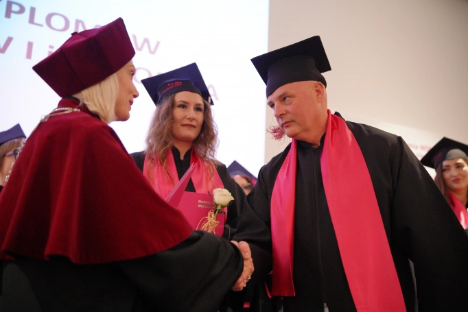 Zdjęcie nr 37 z galerii Uroczyste wręczenie dyplom&oacute;w absolwentom Akademii WSB w Gliwicach