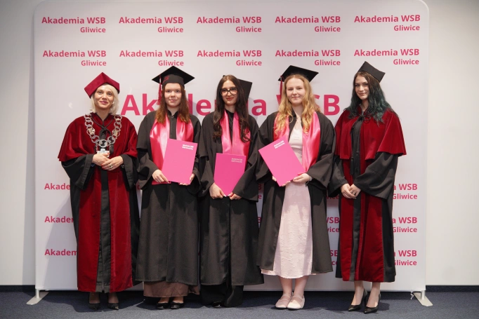 Zdjęcie nr 53 z galerii Uroczyste wręczenie dyplom&oacute;w absolwentom Akademii WSB w Gliwicach