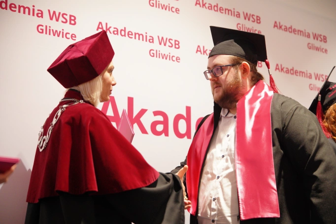 Zdjęcie nr 56 z galerii Uroczyste wręczenie dyplom&oacute;w absolwentom Akademii WSB w Gliwicach