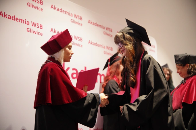 Zdjęcie nr 62 z galerii Uroczyste wręczenie dyplom&oacute;w absolwentom Akademii WSB w Gliwicach