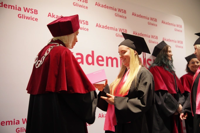 Zdjęcie nr 64 z galerii Uroczyste wręczenie dyplom&oacute;w absolwentom Akademii WSB w Gliwicach