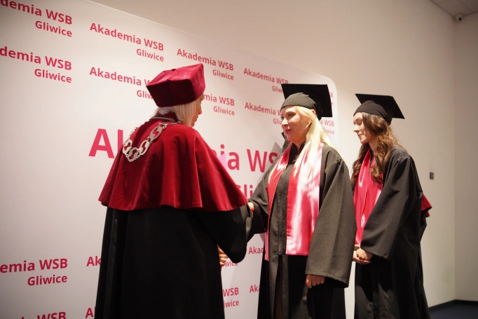 Zdjęcie nr 65 z galerii Uroczyste wręczenie dyplom&oacute;w absolwentom Akademii WSB w Gliwicach