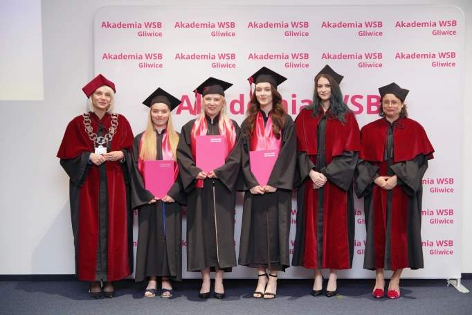 Zdjęcie nr 67 z galerii Uroczyste wręczenie dyplom&oacute;w absolwentom Akademii WSB w Gliwicach