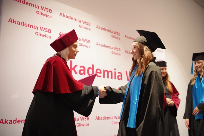 Zdjęcie nr 68 z galerii Uroczyste wręczenie dyplom&oacute;w absolwentom Akademii WSB w Gliwicach