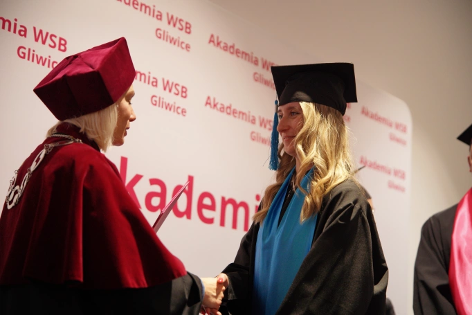Zdjęcie nr 69 z galerii Uroczyste wręczenie dyplom&oacute;w absolwentom Akademii WSB w Gliwicach