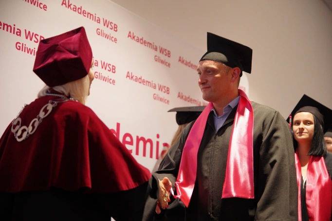 Zdjęcie nr 70 z galerii Uroczyste wręczenie dyplom&oacute;w absolwentom Akademii WSB w Gliwicach