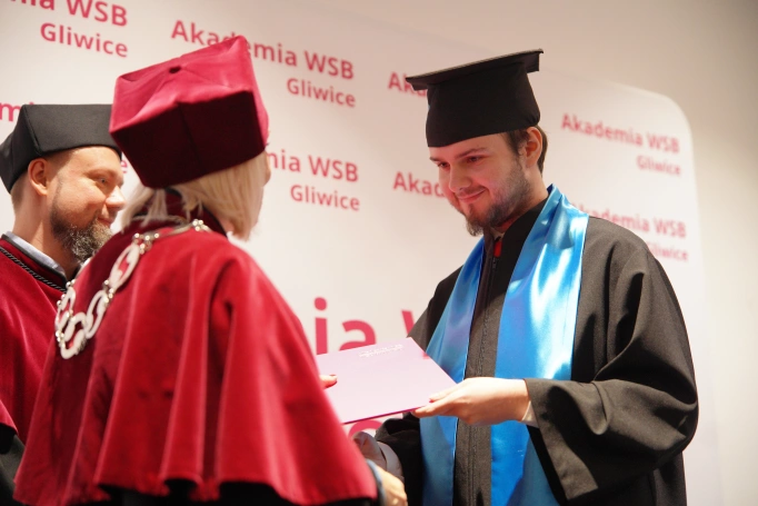 Zdjęcie nr 74 z galerii Uroczyste wręczenie dyplom&oacute;w absolwentom Akademii WSB w Gliwicach