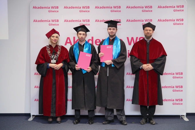 Zdjęcie nr 75 z galerii Uroczyste wręczenie dyplom&oacute;w absolwentom Akademii WSB w Gliwicach