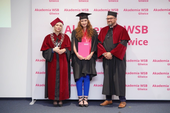 Zdjęcie nr 76 z galerii Uroczyste wręczenie dyplom&oacute;w absolwentom Akademii WSB w Gliwicach
