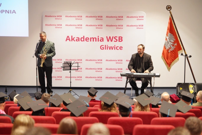 Zdjęcie nr 81 z galerii Uroczyste wręczenie dyplom&oacute;w absolwentom Akademii WSB w Gliwicach