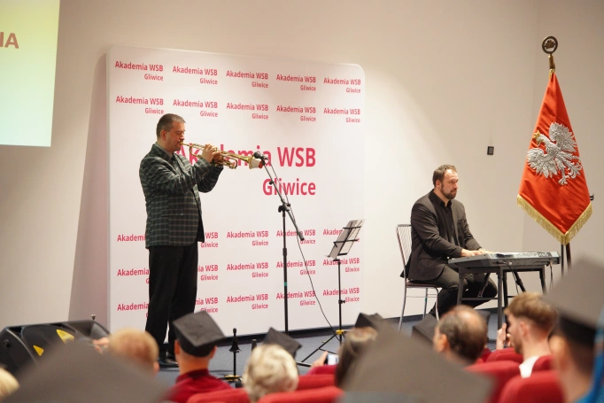 Zdjęcie nr 78 z galerii Uroczyste wręczenie dyplom&oacute;w absolwentom Akademii WSB w Gliwicach