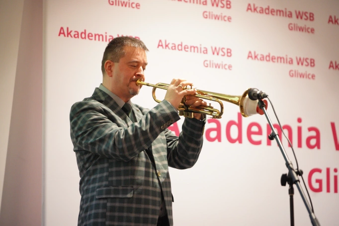 Zdjęcie nr 82 z galerii Uroczyste wręczenie dyplom&oacute;w absolwentom Akademii WSB w Gliwicach
