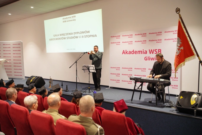 Zdjęcie nr 84 z galerii Uroczyste wręczenie dyplom&oacute;w absolwentom Akademii WSB w Gliwicach