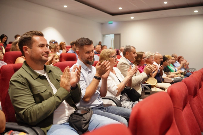 Zdjęcie nr 47 z galerii Uroczyste wręczenie dyplom&oacute;w absolwentom Akademii WSB w Gliwicach