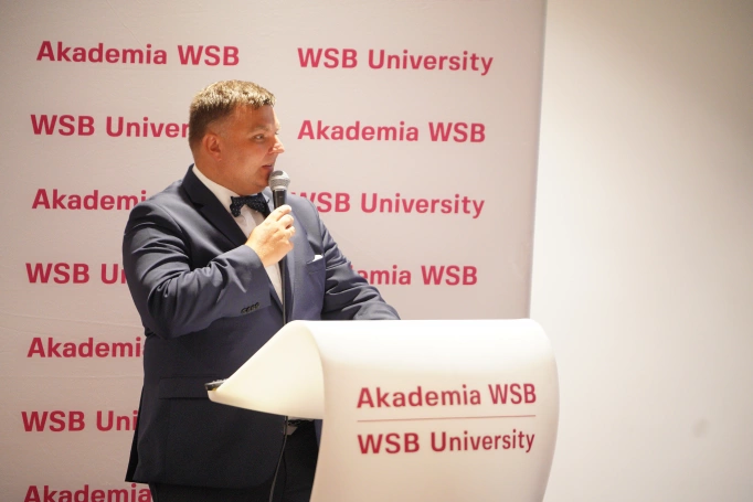 Zdjęcie nr 48 z galerii Uroczyste wręczenie dyplom&oacute;w absolwentom Akademii WSB w Gliwicach