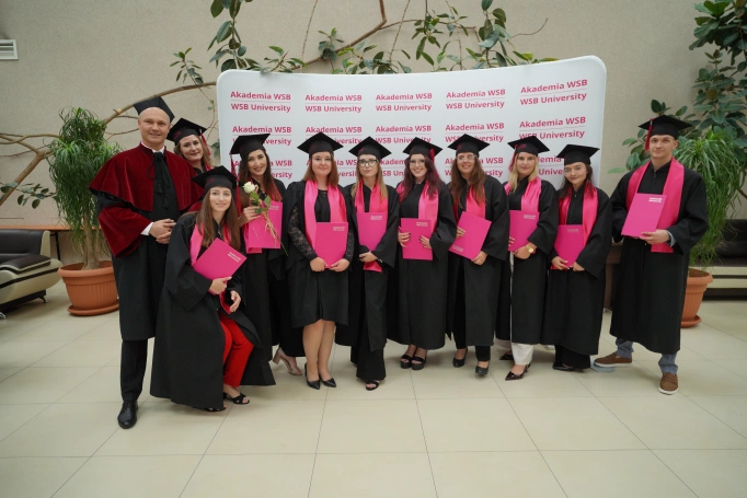 Zdjęcie nr 95 z galerii Uroczyste wręczenie dyplom&oacute;w absolwentom Akademii WSB w Gliwicach