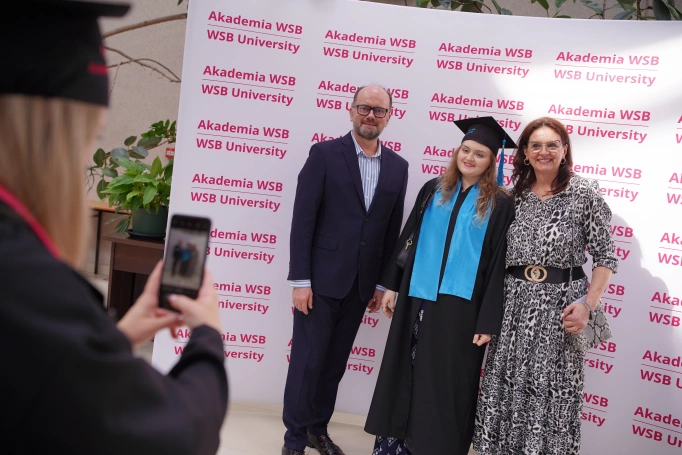 Zdjęcie nr 88 z galerii Uroczyste wręczenie dyplom&oacute;w absolwentom Akademii WSB w Gliwicach