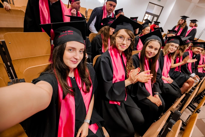 Zdjęcie nr 6 z galerii Absolwenci studi&oacute;w I stopnia Akademii WSB świętowali zakończenie nauki
