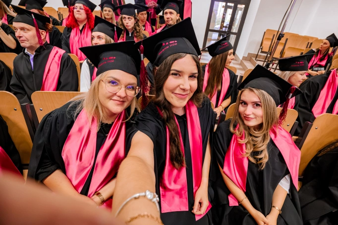 Zdjęcie nr 27 z galerii Absolwenci studi&oacute;w I stopnia Akademii WSB świętowali zakończenie nauki