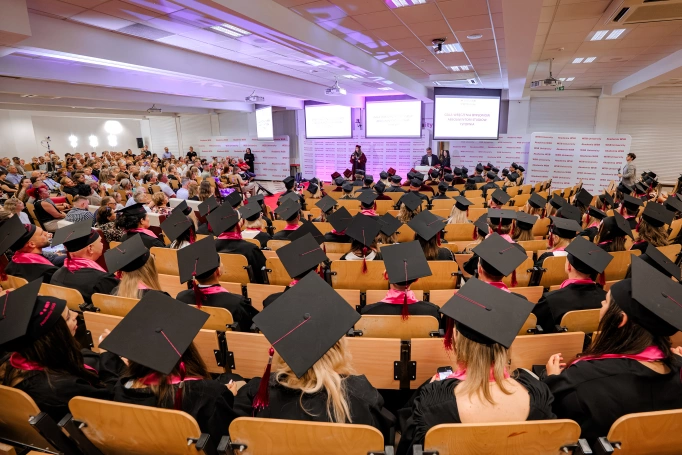 Zdjęcie nr 32 z galerii Absolwenci studi&oacute;w I stopnia Akademii WSB świętowali zakończenie nauki