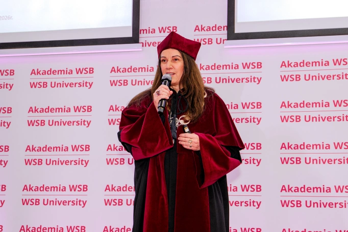 Zdjęcie nr 1 z galerii Absolwenci studi&oacute;w I stopnia Akademii WSB świętowali zakończenie nauki