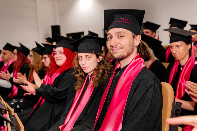 Zdjęcie nr 38 z galerii Absolwenci studi&oacute;w I stopnia Akademii WSB świętowali zakończenie nauki